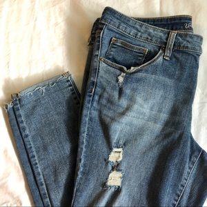 Universal Thread Distressed Jeans